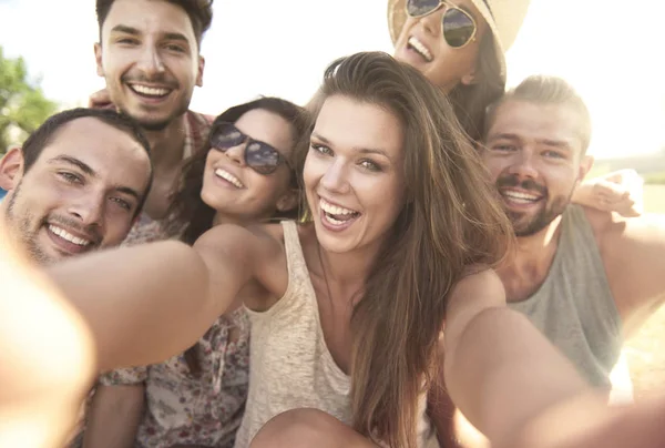 Vrienden nemen selfie — Stockfoto