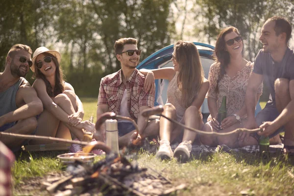 Vrienden op zomer camping — Stockfoto