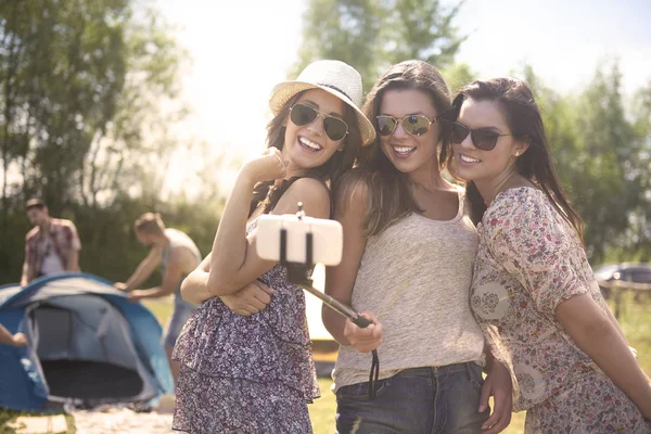 Les jeunes femmes font selfie — Photo