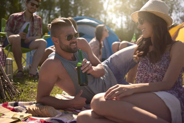 Glückliches Paar auf dem Campingplatz — Stockfoto