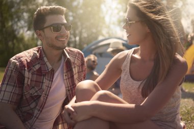 mutlu bir çift üzerinde kamp