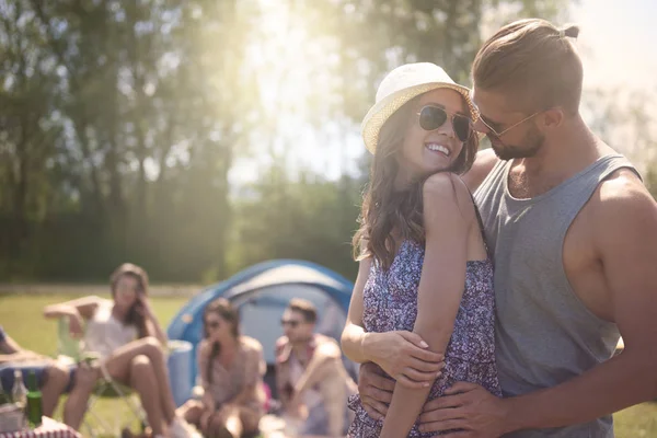 mutlu bir çift üzerinde kamp