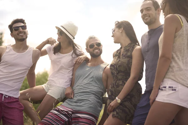 Felices amigos al aire libre —  Fotos de Stock