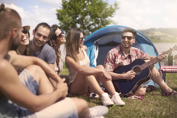  arkadaşlar gitar çalmak