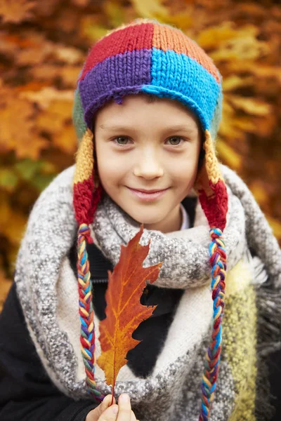 Portret van jongen met herfstblad — Stockfoto