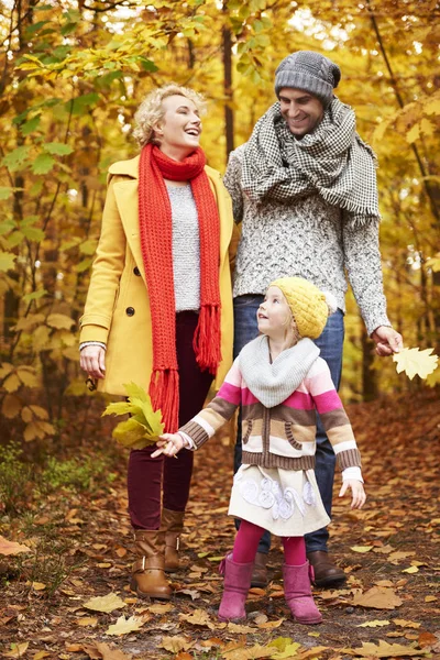 Daughter helping parents collecting leafs — Stock Photo, Image