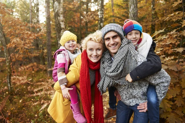 Imagem dos pais piggyback seus filhos — Fotografia de Stock