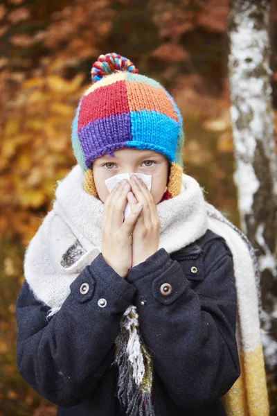 Povero bambino con il naso che cola — Foto Stock