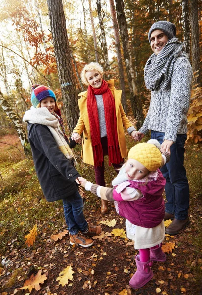 Forma del cerchio fatta da famiglia che tiene per mano — Foto Stock