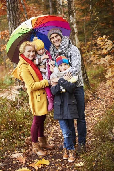 Familia feliz en bosque de otoño — Foto de Stock