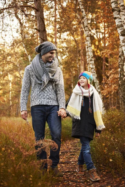 Pai e filho passam o tempo lá fora — Fotografia de Stock