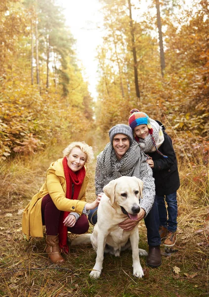 Smiley ouders met zoon en hond — Stockfoto