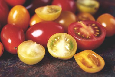 Taze olgun domatesler