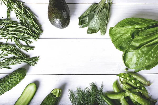 Verduras verdes em branco — Fotografia de Stock
