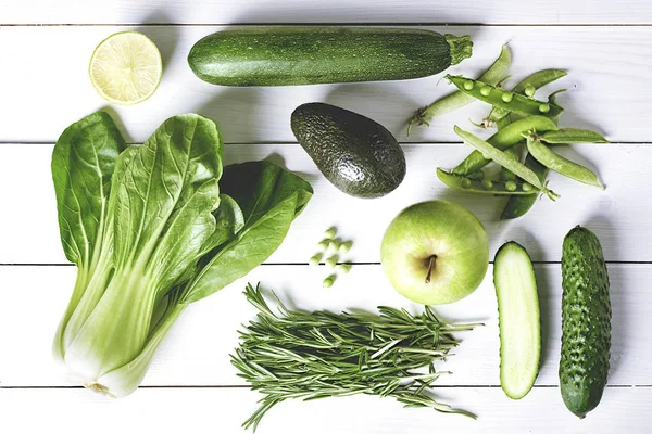 Зеленые овощи на белый — стоковое фото