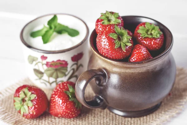 Strawberries and cream  dessert — Stock Photo, Image