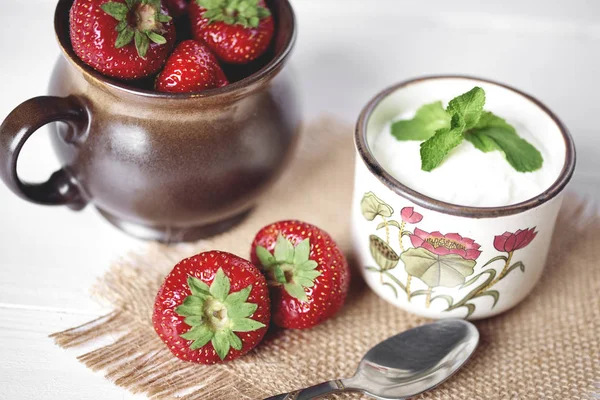 Jordgubbar och grädde dessert — Stockfoto