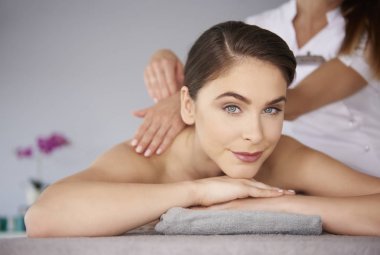 kadın Başlarken omuz masajı