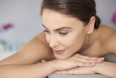 Spa'da rahatlatıcı kadın 