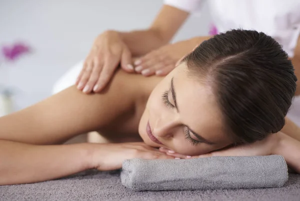 Woman getting shoulder massage — Stock Photo, Image
