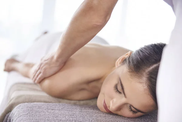 Donna ottenere indietro massaggio — Foto Stock
