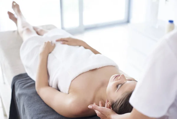 Vrouw krijgen schouder massage — Stockfoto