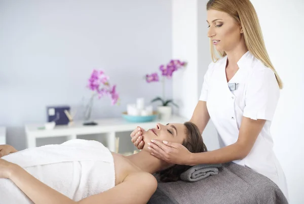 Donna ottenere massaggio facciale — Foto Stock