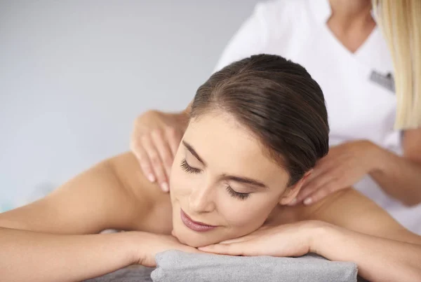 Donna ottenere massaggio alle spalle — Foto Stock