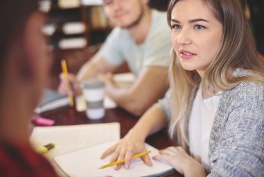 Kütüphanesi'nde okuyan öğrenciler