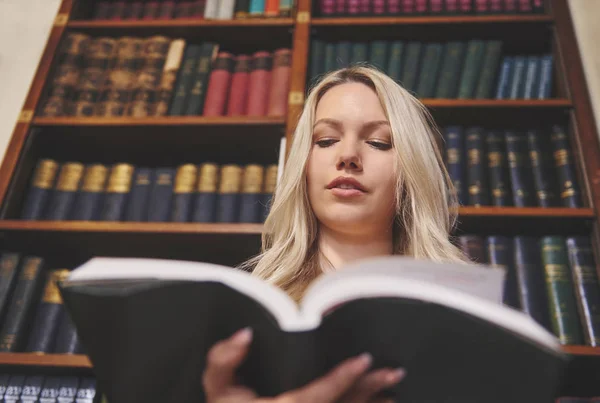 Estudiante chica en biblioteca — Foto de Stock