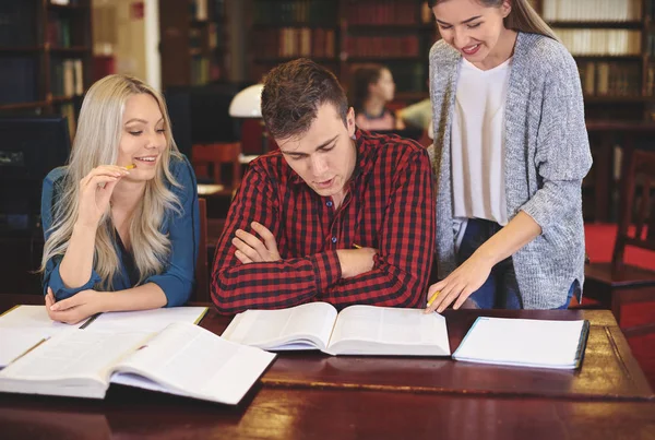 Studenten studeren aan de bibliotheek — Stockfoto