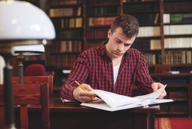  erkek öğrenci Kütüphanesi'nde