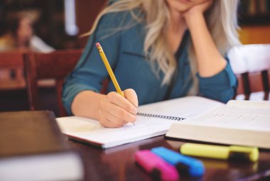 Kitaplığı'nda okuyan öğrenci kız