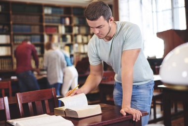  erkek öğrenci Kütüphanesi'nde