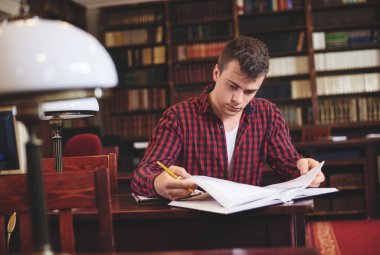 Yakışıklı adam üzerinde okuma odaklı 