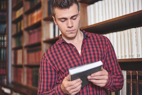 Knappe mannelijke student — Stockfoto