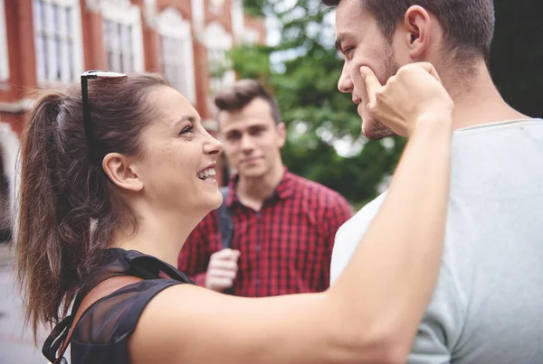 Vrouw accostting man — Stockfoto