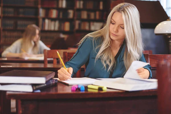 Studentka studovat v knihovně — Stock fotografie