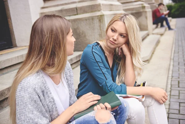 Student vänner sitter på trappan — Stockfoto