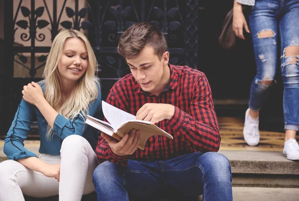 Studentische Freunde sitzen auf Treppen — Stockfoto