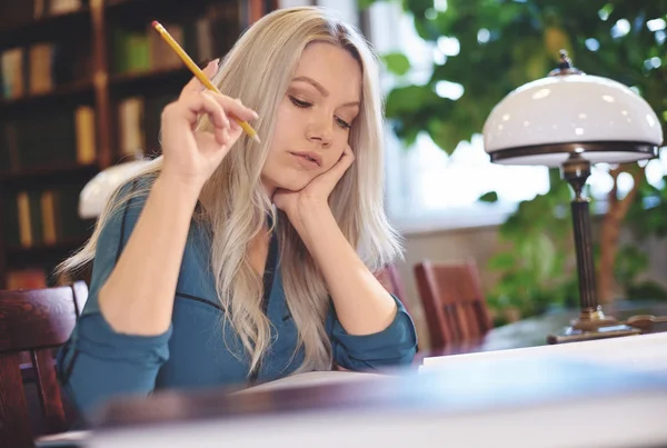 Studente ragazza studiare in biblioteca — Foto Stock