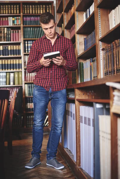 Pohledný muž student — Stock fotografie