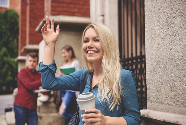 Studentin hält Pappbecher Kaffee in der Hand — Stockfoto