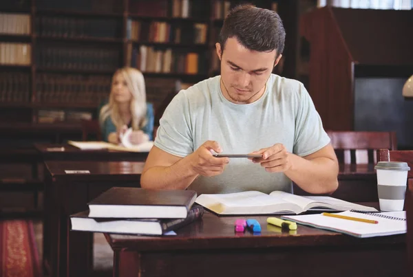 Männlicher Student studiert in der Bibliothek — Stockfoto
