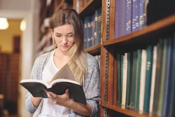 Student meisje op bibliotheek — Stockfoto