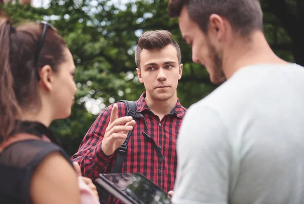 Drie youn mensen — Stockfoto