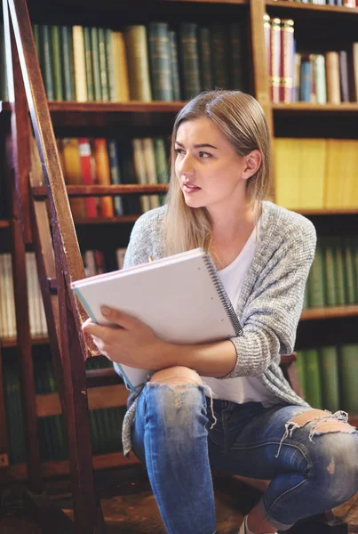 Student meisje op bibliotheek — Stockfoto