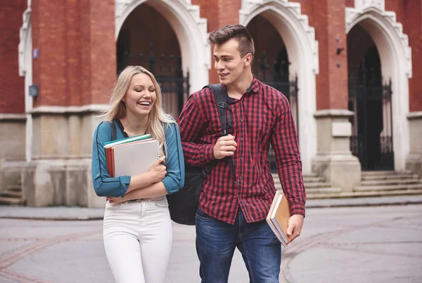 Couple d'étudiants ayant une conversation — Photo