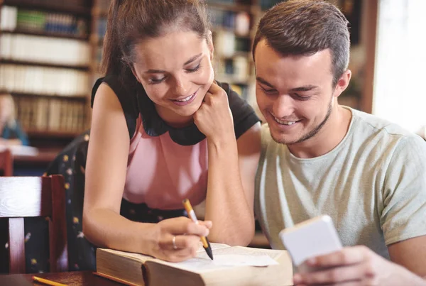 Estudiantes estudiando juntos — Foto de Stock