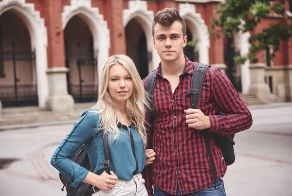 Casal jovem namoro na faculdade — Fotografia de Stock